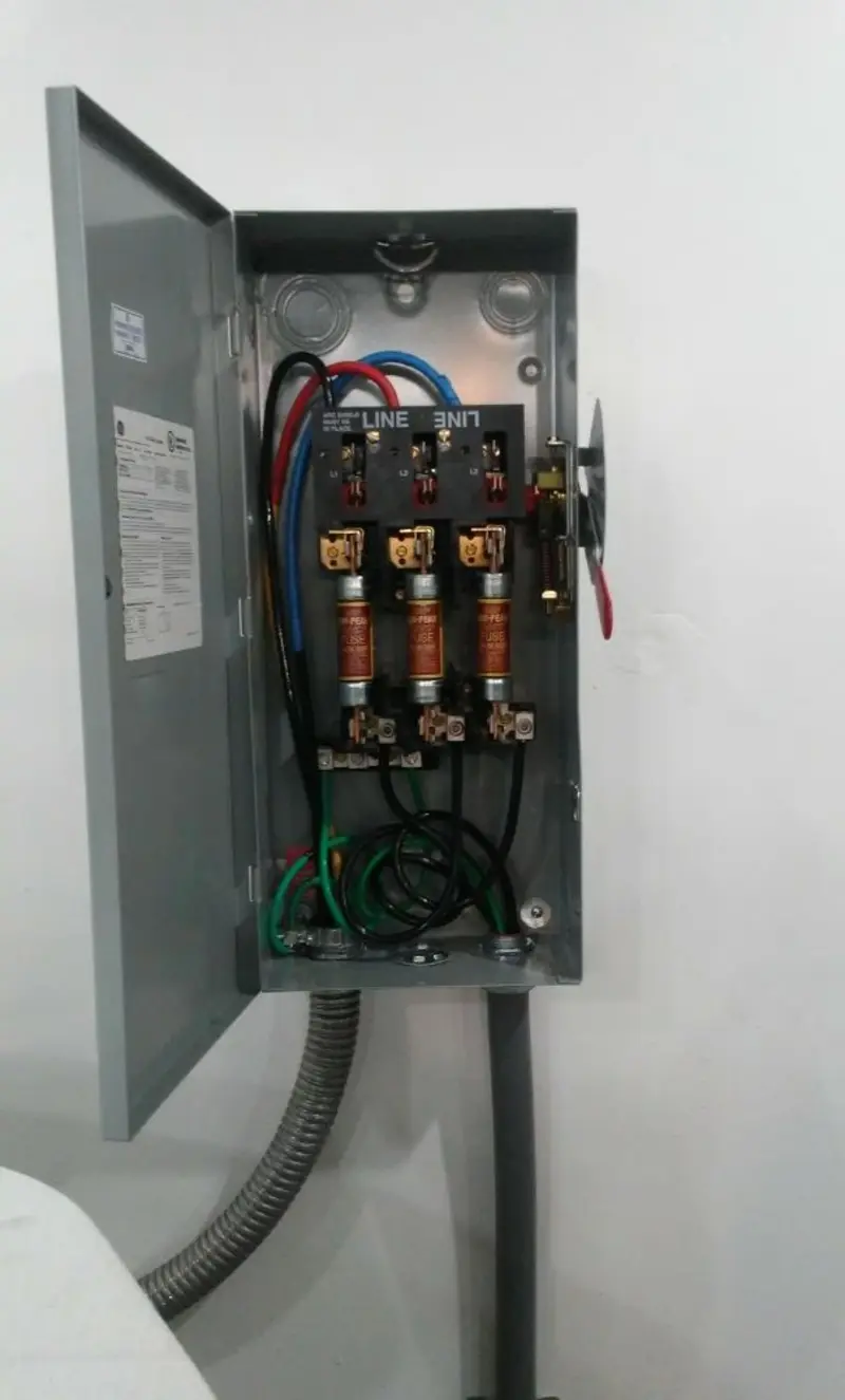 Three-phase disconnect switch installed for Smoke Detector Installation in Horn Lake